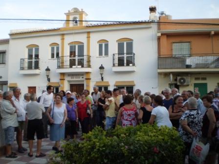 Reunión con vecinos de Los Pacos La alcaldesa prohibió una reunión de los vecinos en el Equipamiento Social que está al fondo de la fotografía, en cuya planta baja se sitúa el Hogar del Jubilado